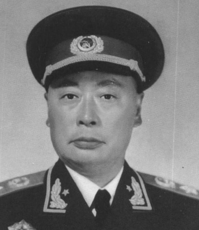 1955年新中国举行授衔仪式后，败退台湾的老蒋也得到了十大元帅名单。他双眉紧蹙，