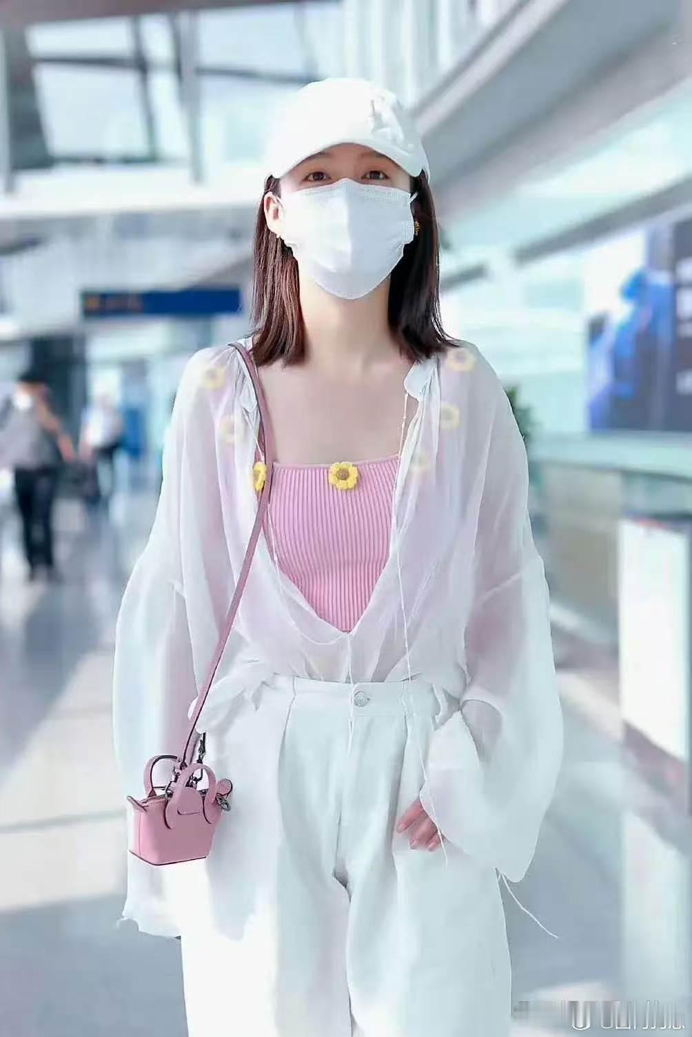 李沁整套造型清爽干净，甜妹气质尽显，氛围感恰到好处。