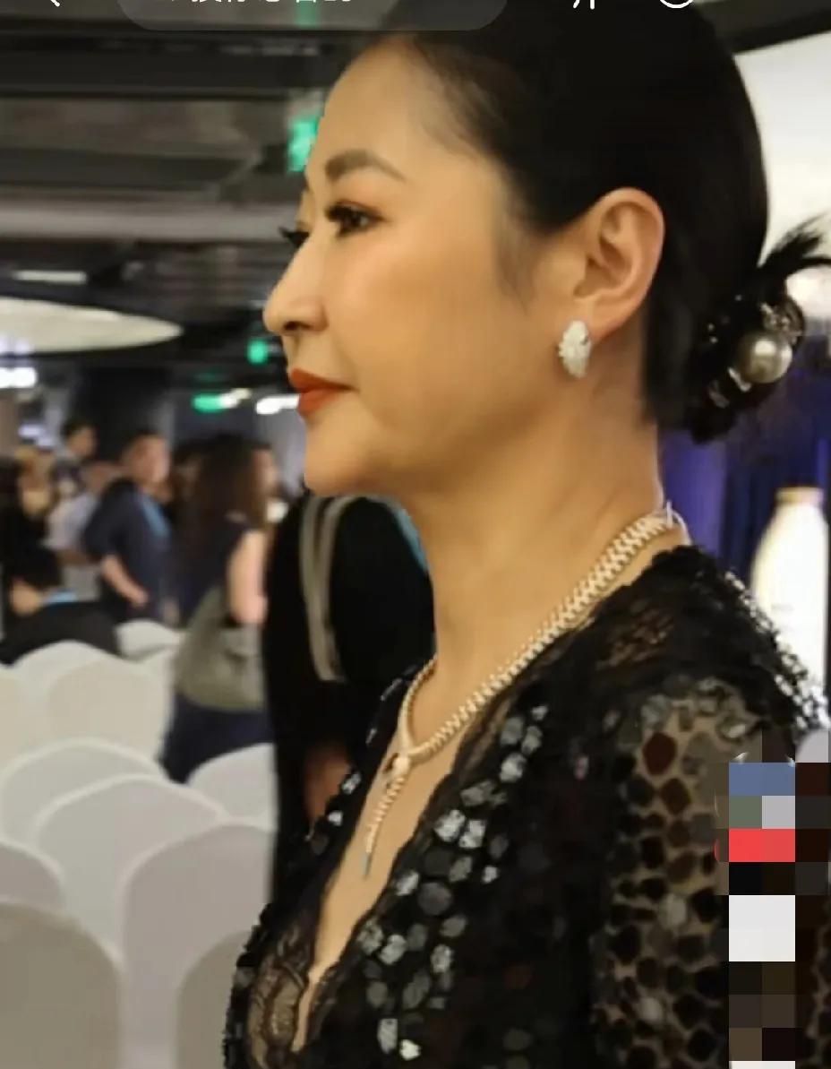 梁静的面相怎么变成这样了？紧绷，不松弛。可能事业型大女主都是这样，当制片人，