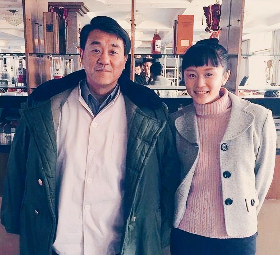 1997年，何冰参加同学聚会，一个女生拍着何冰肩膀说：“何冰，我都快30岁了，要