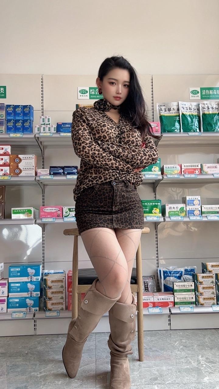 谁还不是小腰精我的魅力不止一面美女老板娘日常御姐风细跟高跟鞋太绝了好身材