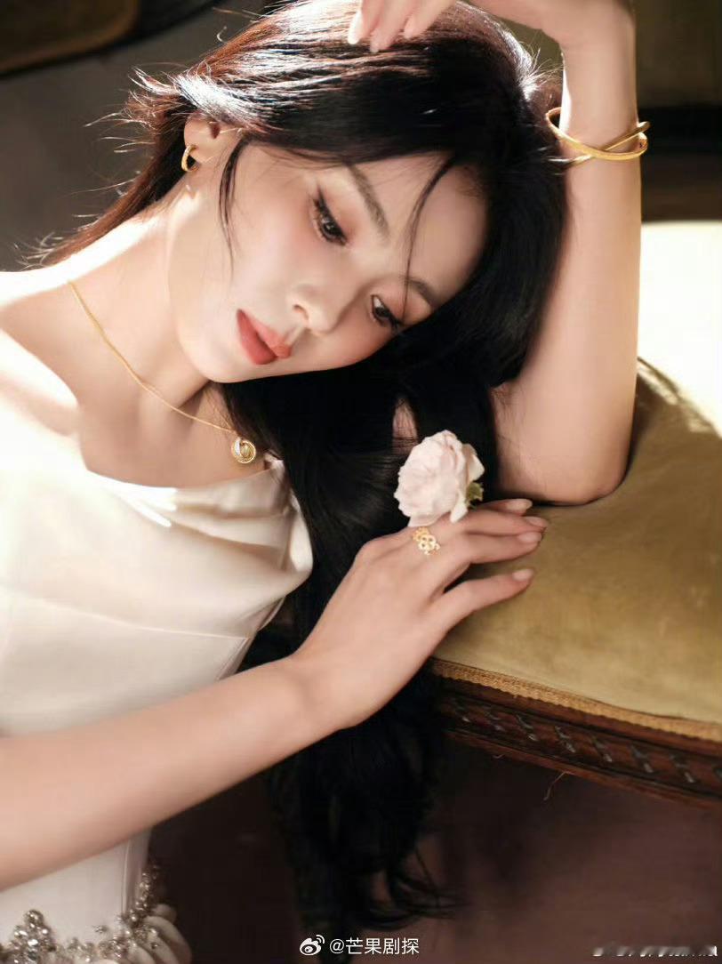 刘涛晒金鹤龙画的杏韵妆刘涛的杏韵妆刘涛晒了金鹤龙画的杏韵妆，这骨相太优越了，好美