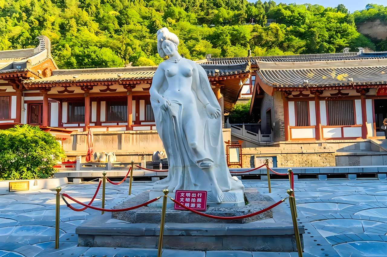 文明旅游，手别乱摸。总有人相信吃什么补什么，到某些景点，总有人喜欢摸某些部位
