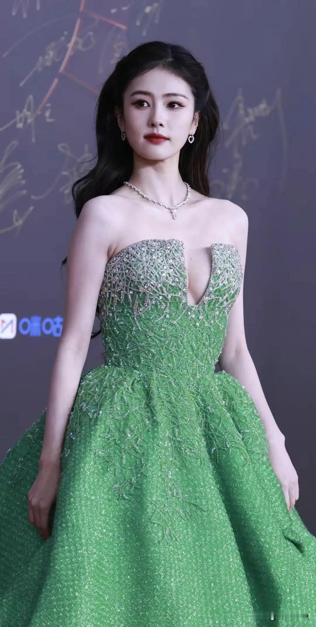 白鹿红毯上的明媚贵气！一身亮眼的绿色抹胸蓬蓬礼服，裙身铺满细碎闪钻与珠绣，长