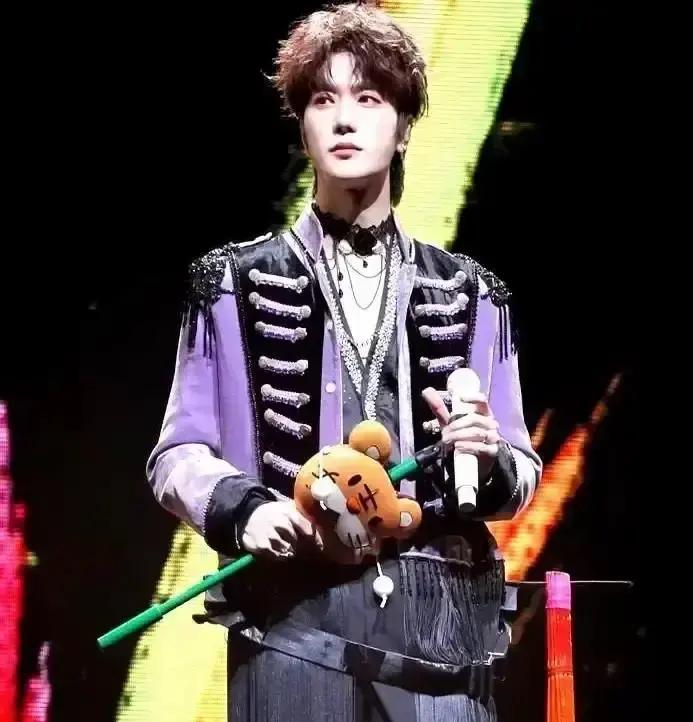 看到姚政在陆虎演唱会上把裤链蹦开那张图，刚喝进嘴的茶差点喷出来。这边陈楚生