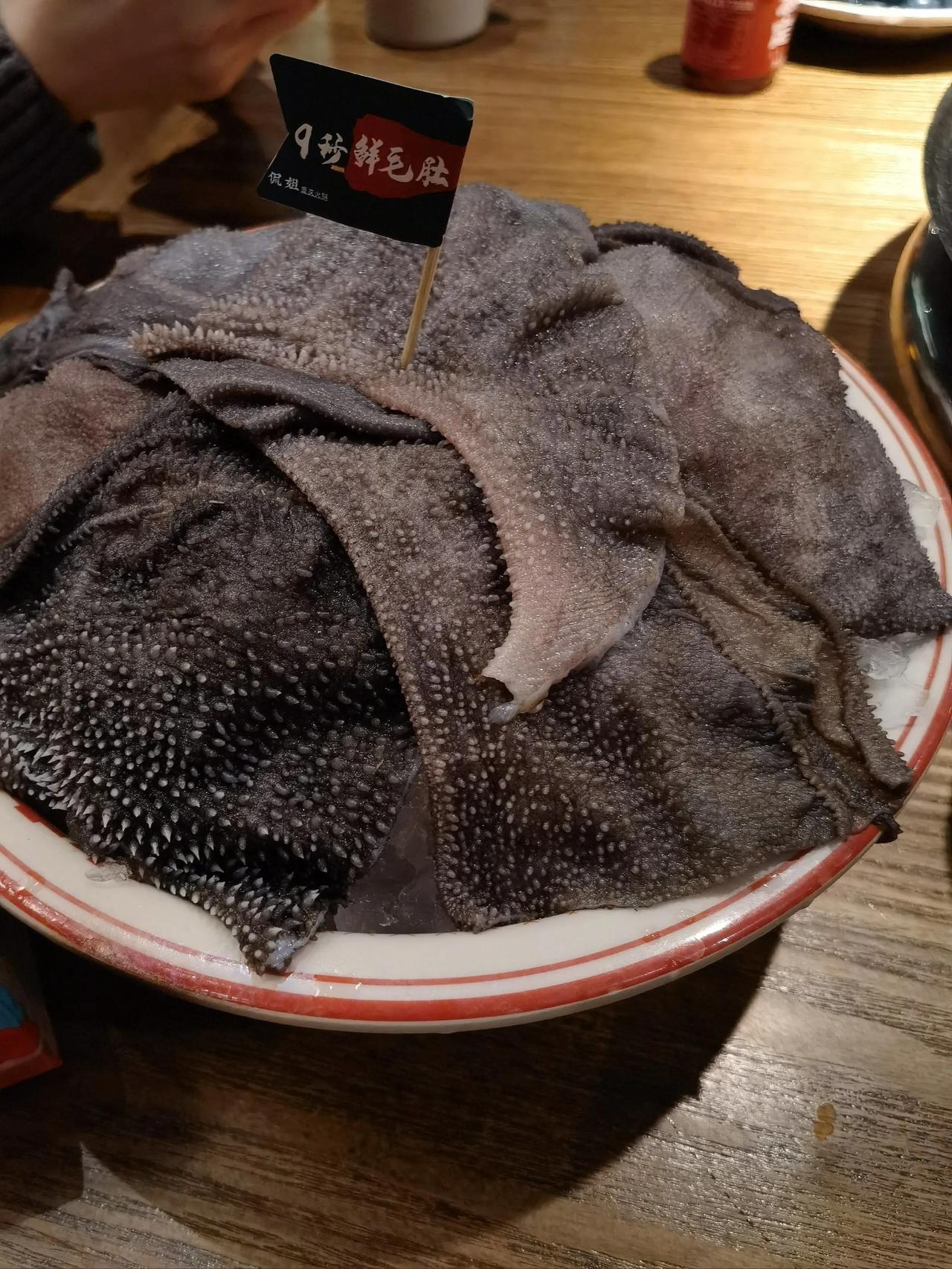 火锅必涮神菜毛肚凭啥这么贵？从屠宰场弃料到餐桌顶流，贵有贵的道理都说火锅桌上