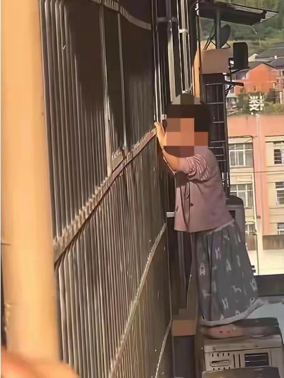 家人外出，四川达州3岁女童从7楼窗户翻出，站空调外机上随时可能坠落！邻居们隔窗守