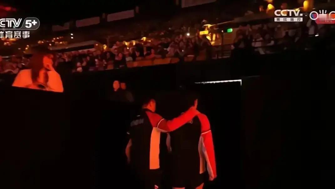 王楚钦手腕撕裂，疼得握拍都抖。队医一句“再打就废”，王皓当场拍板退赛。莫雷加德先