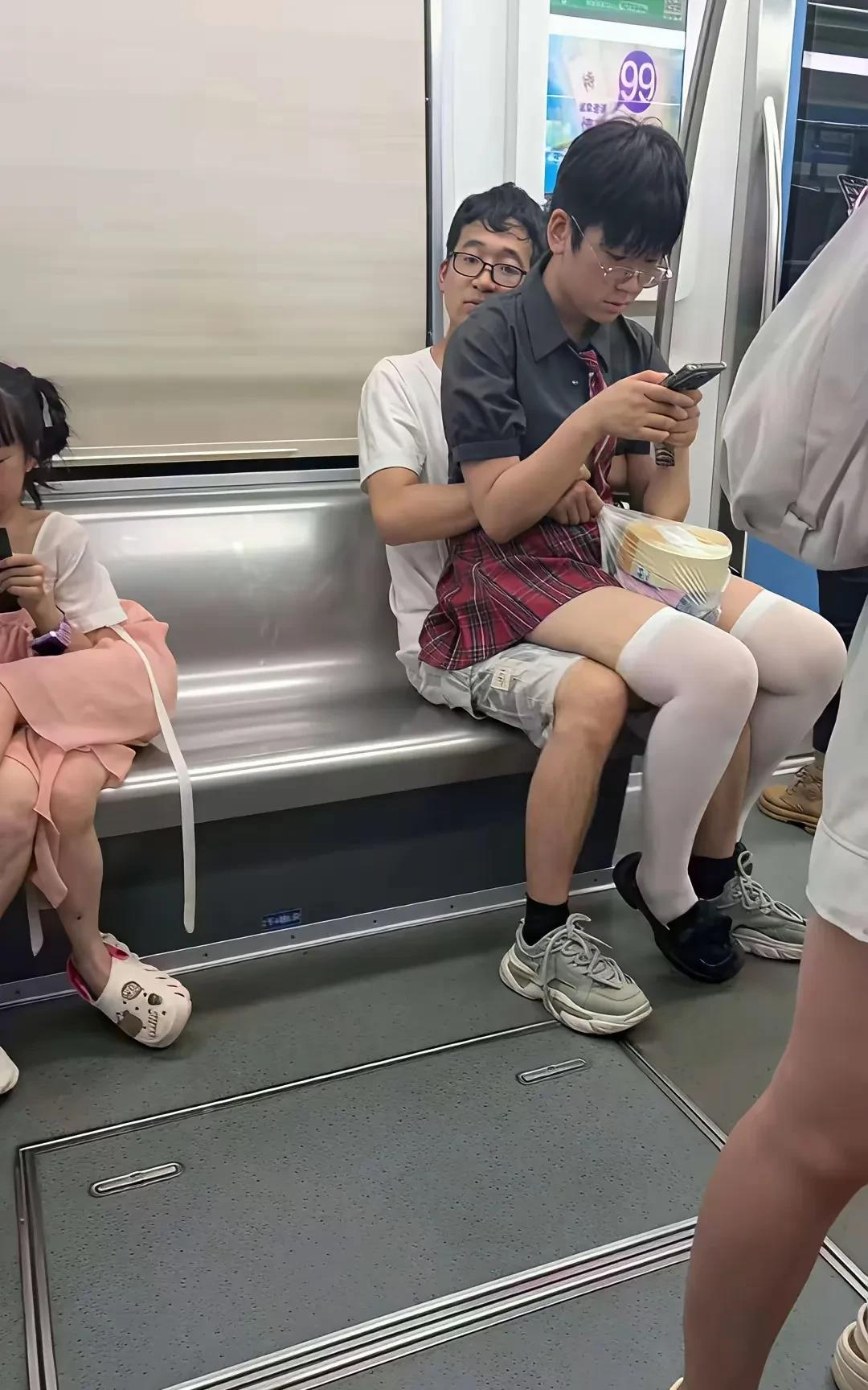 你们觉得这样的情况是哪里的地铁？太有伤风化了……[捂脸哭][捂脸哭][捂脸哭]