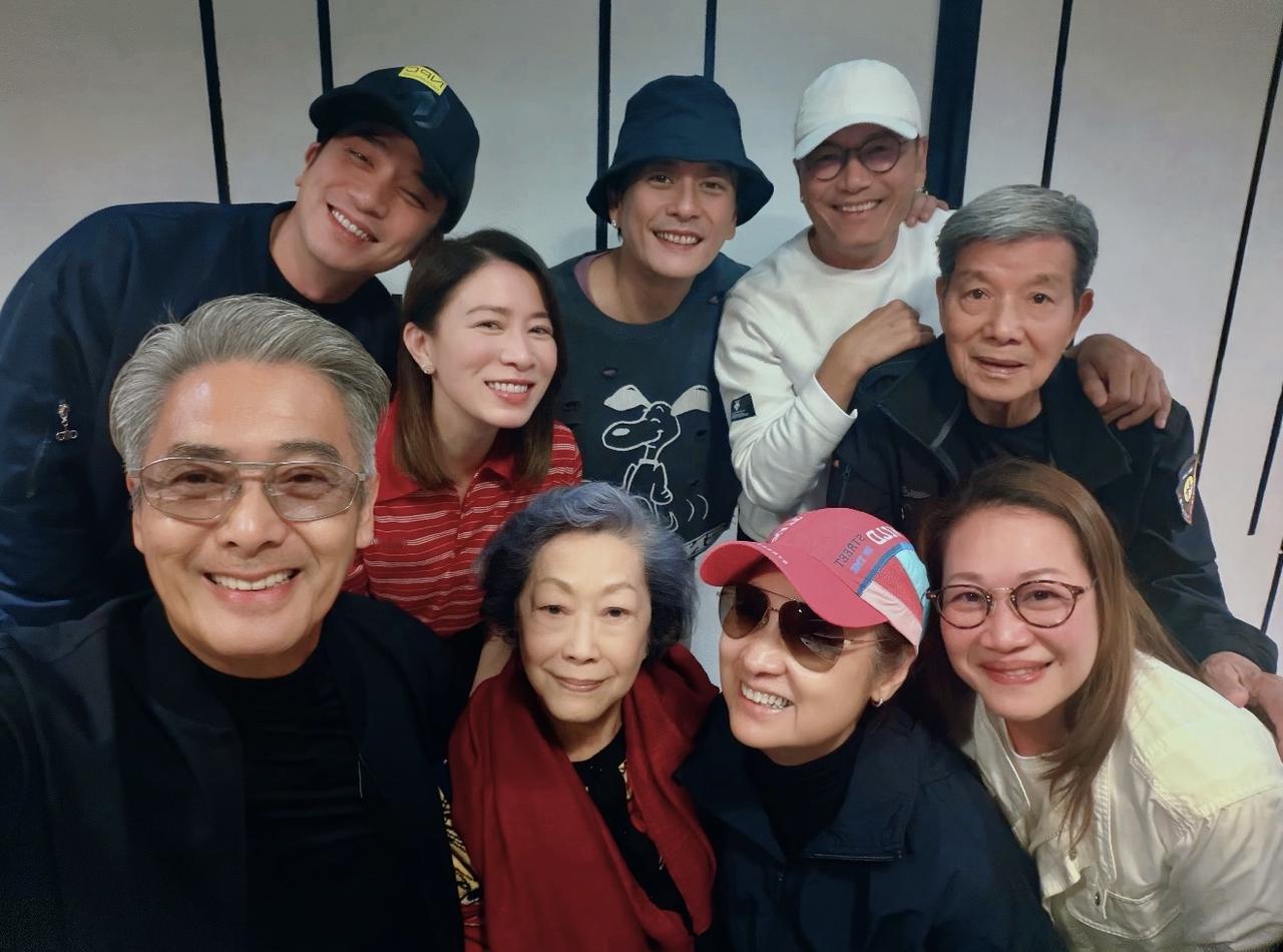 2月23日，佘诗曼晒大合影，称：“人生第一张与发哥的自拍，勁浪漫！超温馨！”。