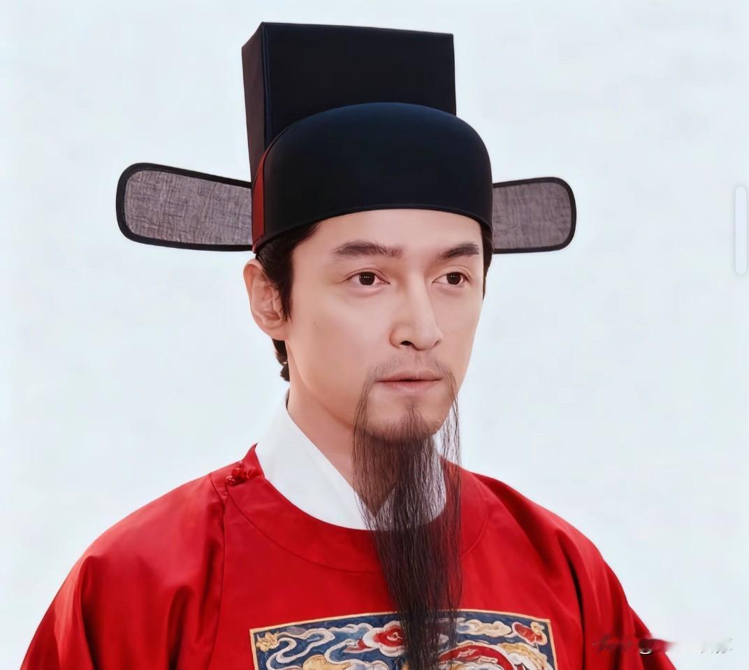 胡歌之前演县委书记就已经相当勉强了,他的骨子里没有那种官场里沉淀历练出来的架势。