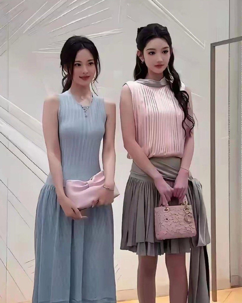 王玉雯与路人拍照，差别立刻显现出来。