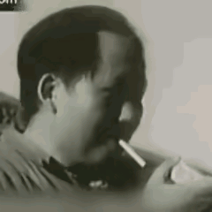 1948年。淮海战役大胜，我军歼敌55.5万人，捷报传来时，伟人顿时感觉轻