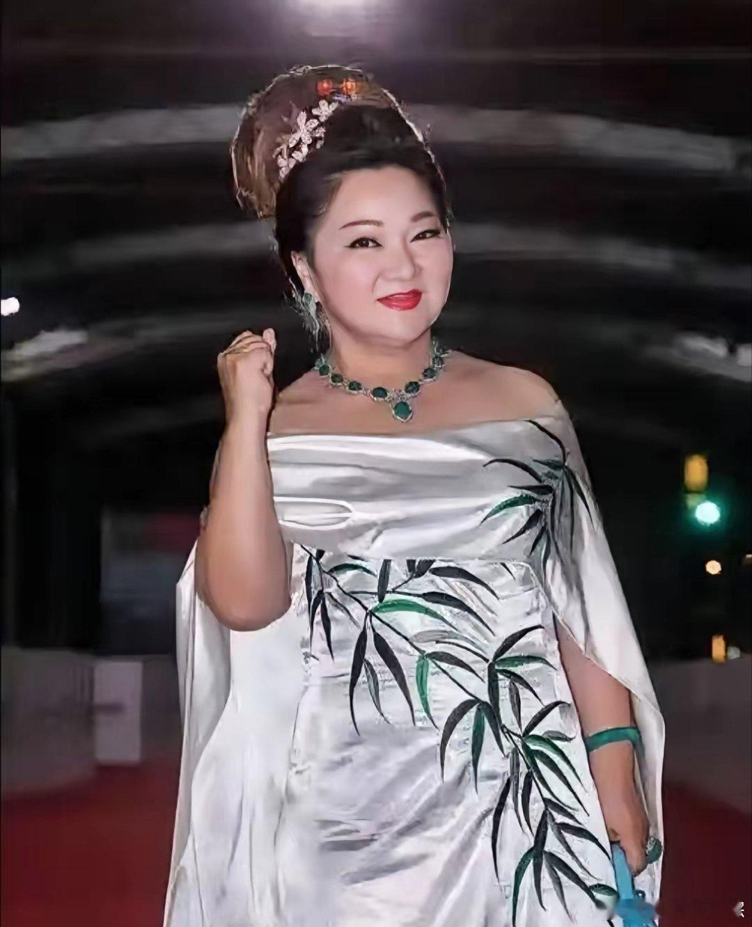 白冰冰真的好苦，也很坚强。29年前，17岁的女儿放学被劫持。没想到消息被媒体知道