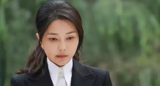 韩国前第一夫人金建希竟流露出为救丈夫愿牺牲自己的想法。尹前总统支持者申评律师20
