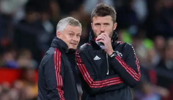 据BBC报道，尽管没能重返曼联再次出任主帅，索尔斯克亚依然大方地向老队友卡里克送