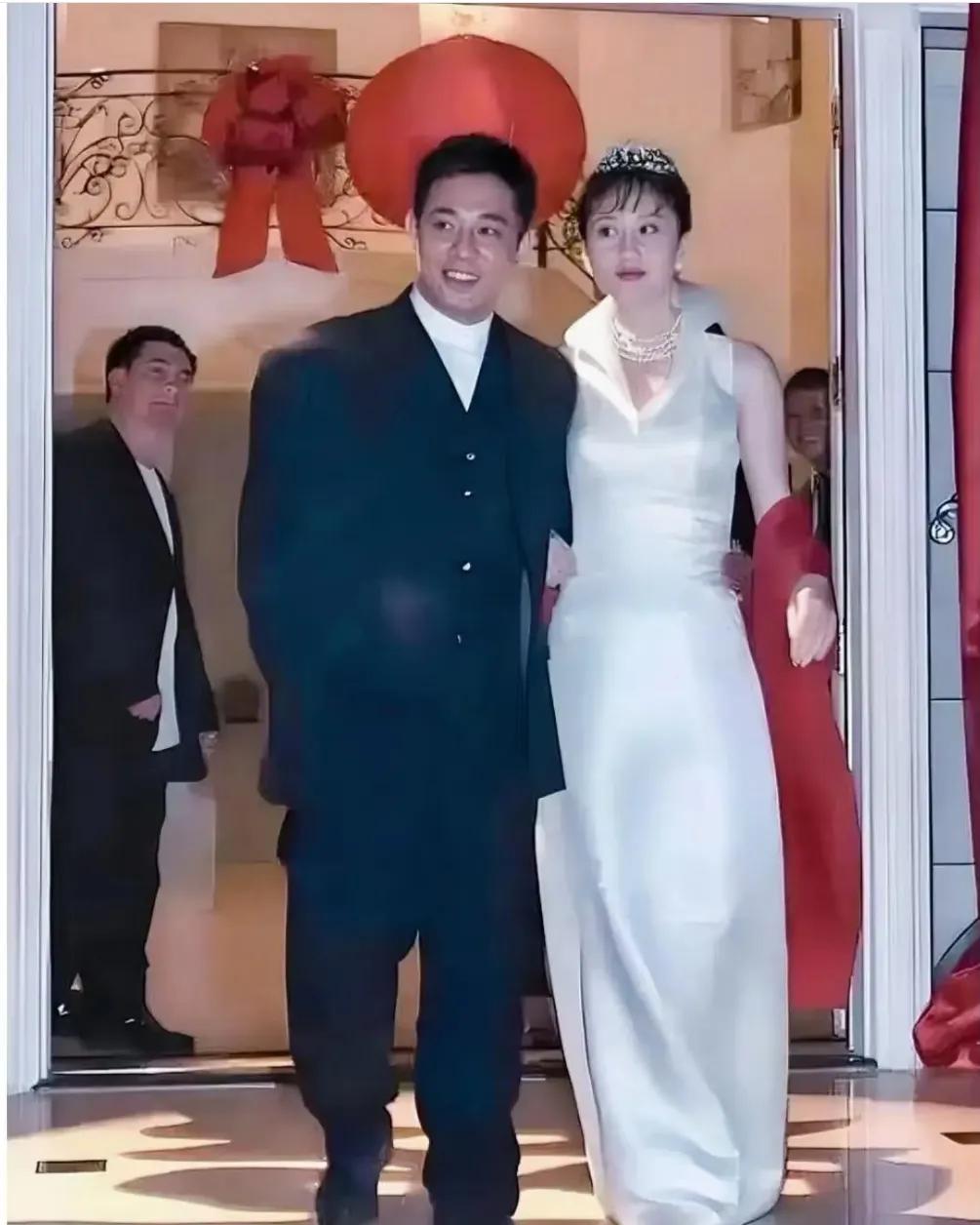 36岁的李连杰与38岁的利智终成眷属。这张照片是1999年洛杉矶的留影。历经岁月