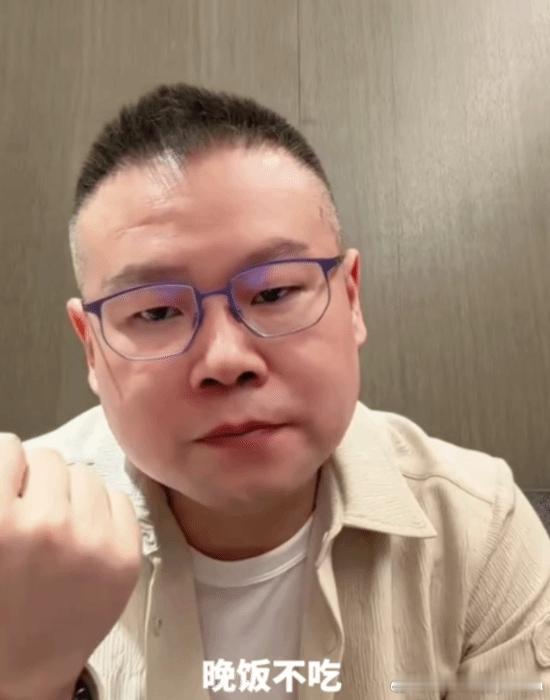 岳云鹏自曝减肥秘诀：不吃晚饭打球暴瘦4月28日，岳云鹏在直播中大方分享了自己的