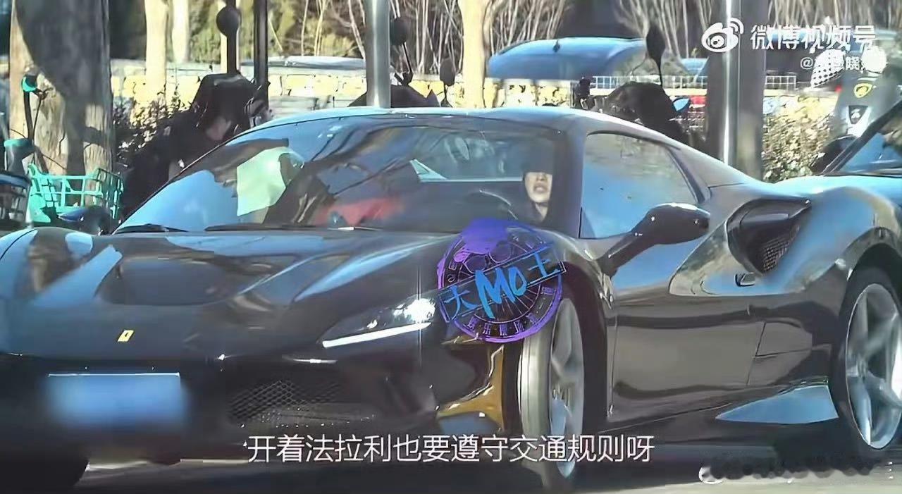 孙怡开比400万豪车不打转向灯，逼停了身后的出租车，看得出来身后的出租车司机都吓