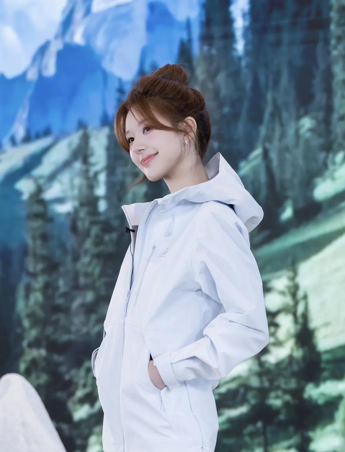 这一踢，赵露思踢出了骨气，为她点赞。她在直播间把不尊重她的人，都踢了出去，守住