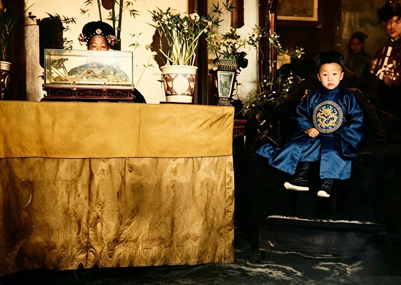 这是隆裕太后垂帘听政时的真实场景。年幼的溥仪坐在旁边，一脸懵地看着下面的臣工。隆