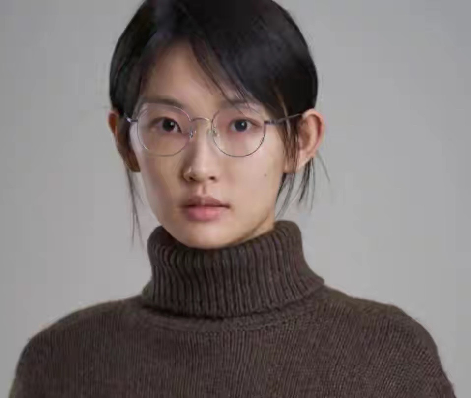 既无颜值又无演技，却部部剧演女主角，《交锋》里的她什么来头？周依然又站在风口浪尖了。《交锋》央视八套