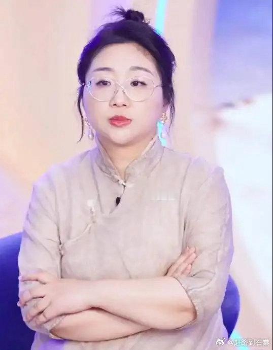 傅首尔离婚后比基尼照引热议，从控制型伴侣到人生赢家，老刘真的亏了吗