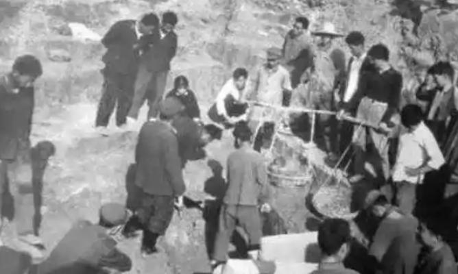 考古队1973年挖开包公墓，骨头只剩35块，汞含量根本没超标。史料写他上班时突