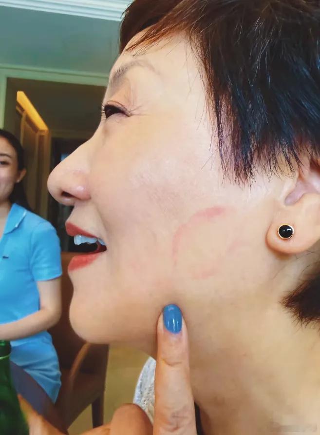 张国立邓婕邀请朋友来北京家里做客！69岁的邓婕做了蓝色美甲，化着红唇美妆，打扮时