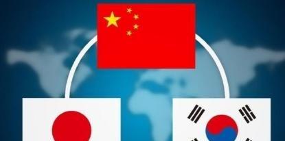 现在国际上出现一个怪相，就是只要跟日本跟中国发生矛盾，韩国就必须要来插上一脚，而