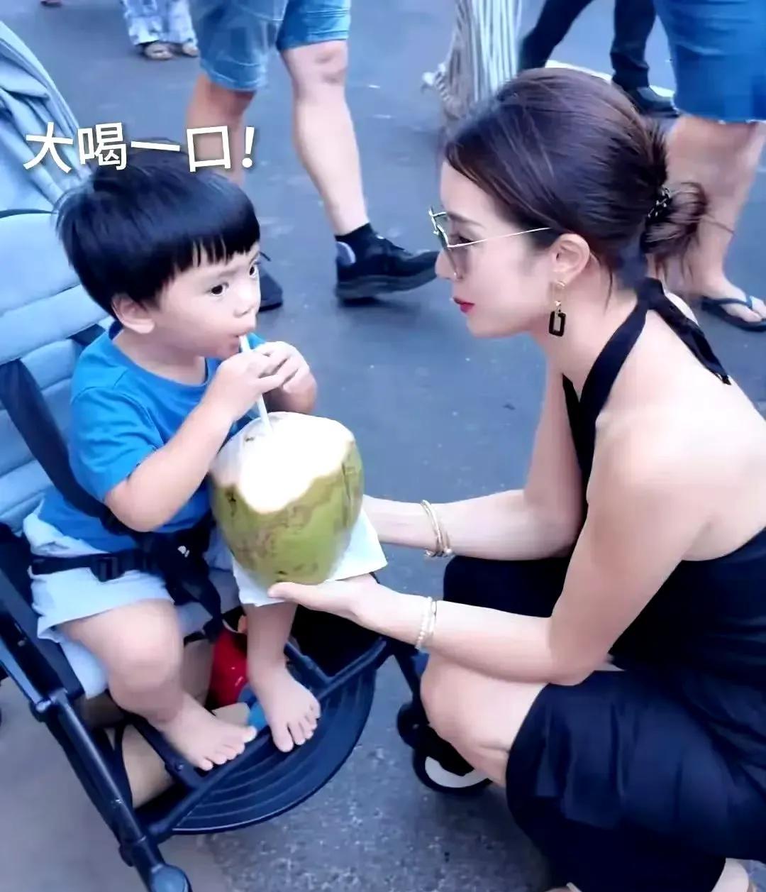 李念现身夏威夷度假，40岁有余的她，在生育三个孩子后依旧风采不减、容光焕发，举手