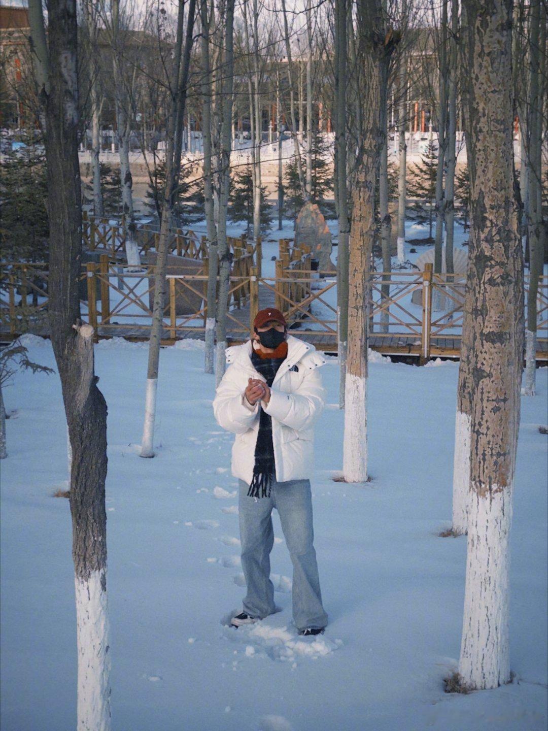 李昀锐雪景明信片李昀锐就是报备型男友吧，今天刚到青海，就拍了十八宫格雪景照，还