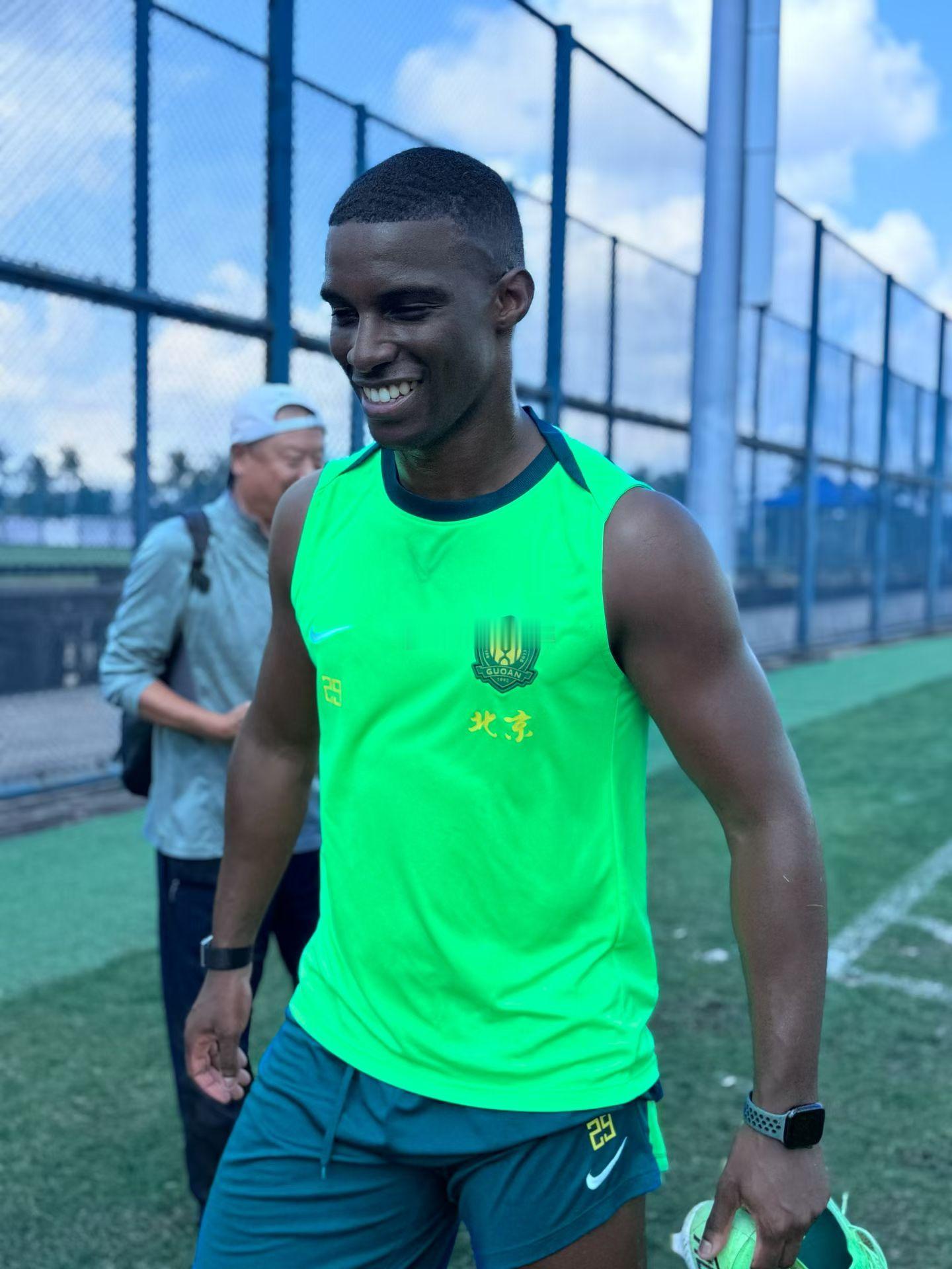 北京国安北京国安热身赛：茹子楠助攻法比奥进球1-0。首发阵容442：冯博轩