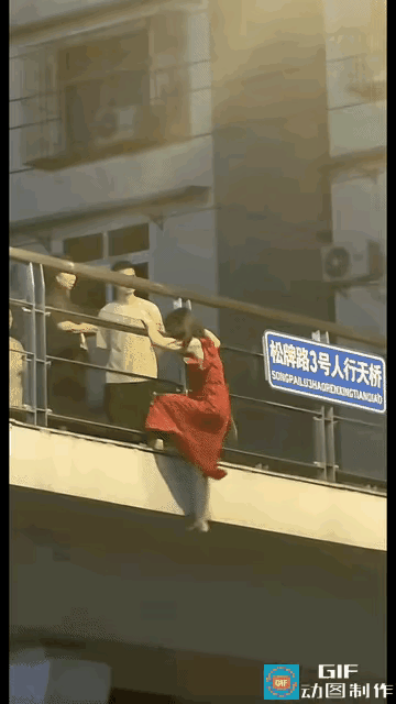 情侣拌几句嘴，女生直接站桥上逼迫男友道歉，一旁路人都着急劝说，男生却全程