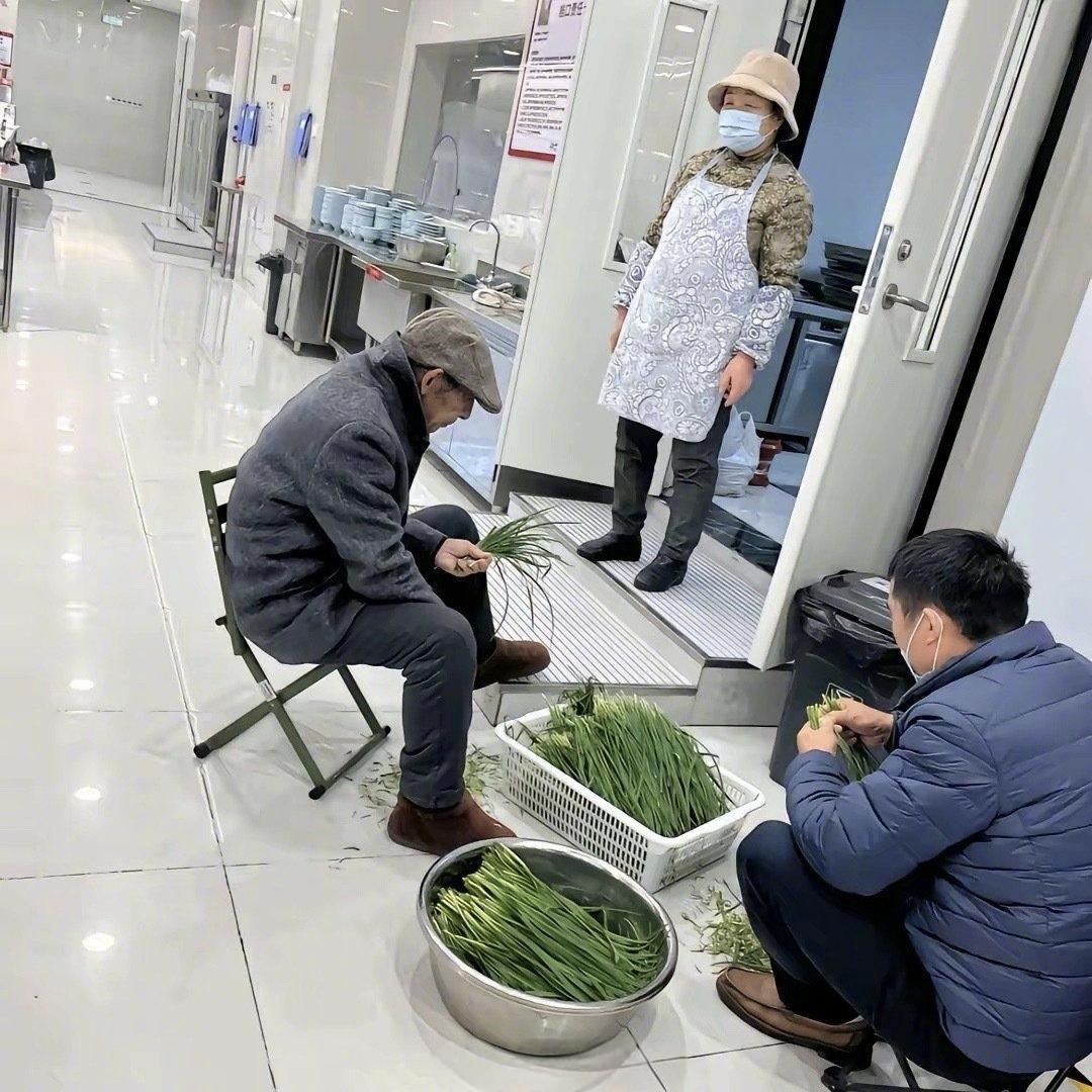 刘强东父母现身员工食堂帮忙，两位老人穿着朴素，和工人们相处完全没有架子。刘母戴