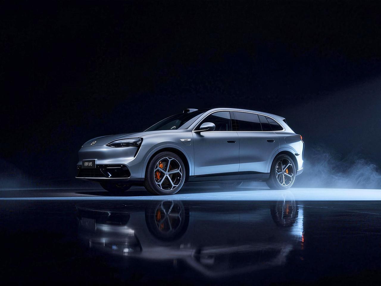 最近，问界官方曝光了问界M6的冰雪测试图片，在定位上问界M6会介于M5和M7之间