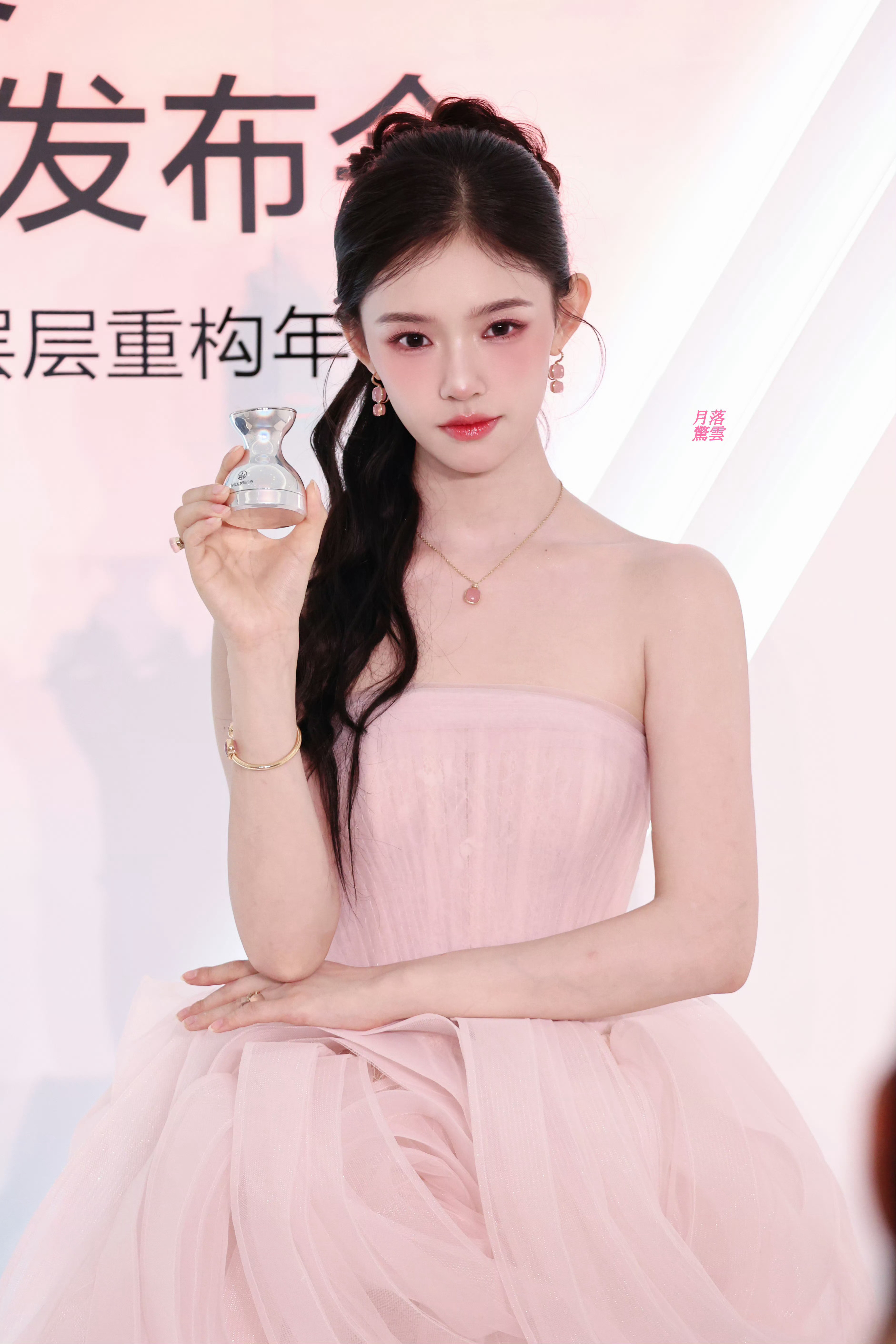 林允x粉色抹胸短裙·美到失语