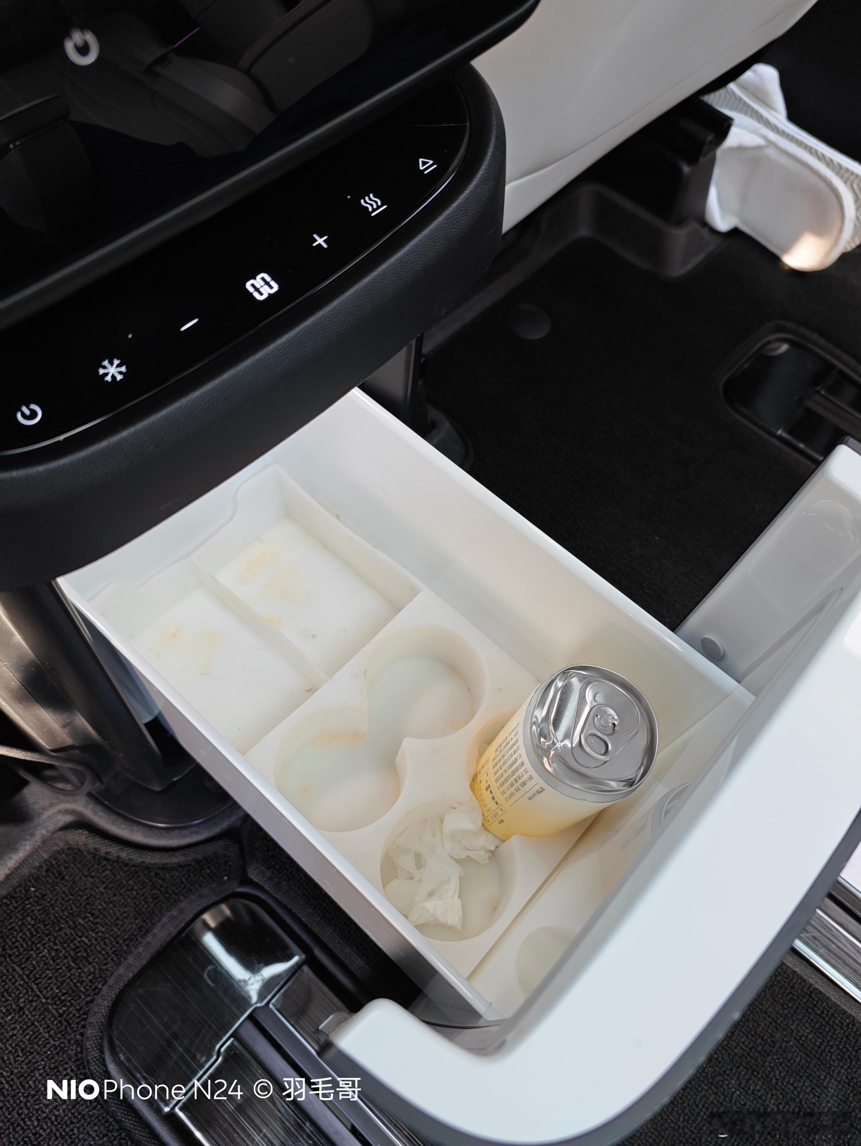 今天开小鹏X9，猛然发现冰箱里面有明显异味，饮料瓶拿出来喝内部没变质，但瓶体外面