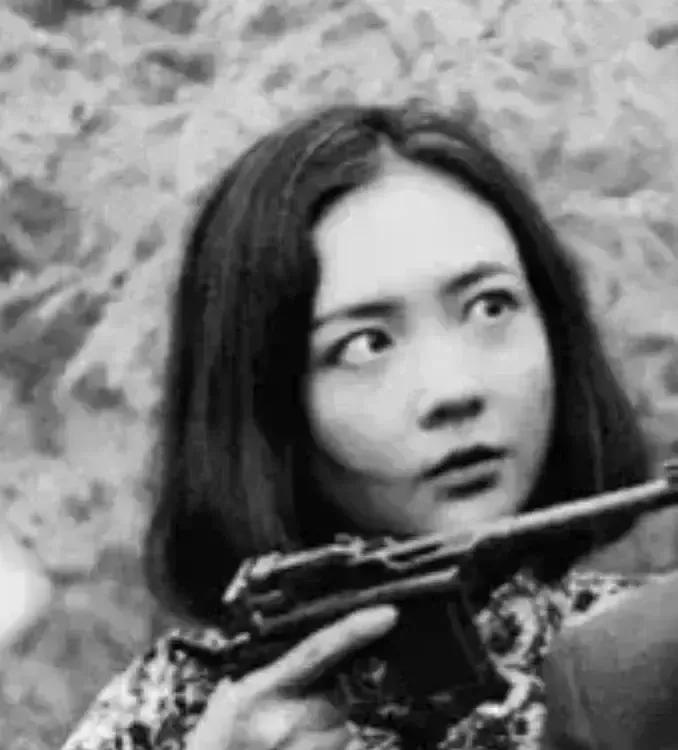 1943年，两名日军尾随一个女孩回家，女孩佯装害怕，一路小跑，将鬼子引到了一个屠