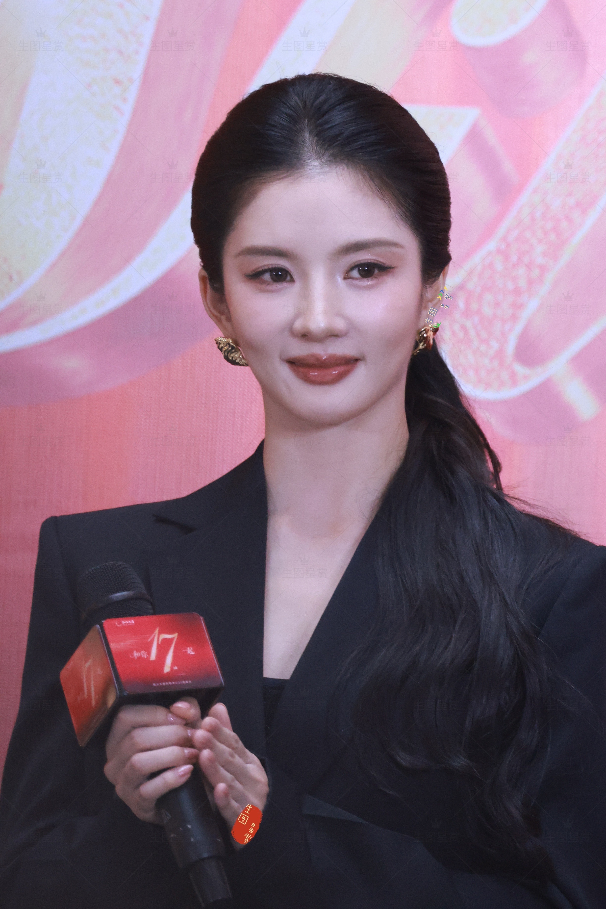 今天是西装杀的刘姐🖤刘些宁亚历山大王活动生图​​​