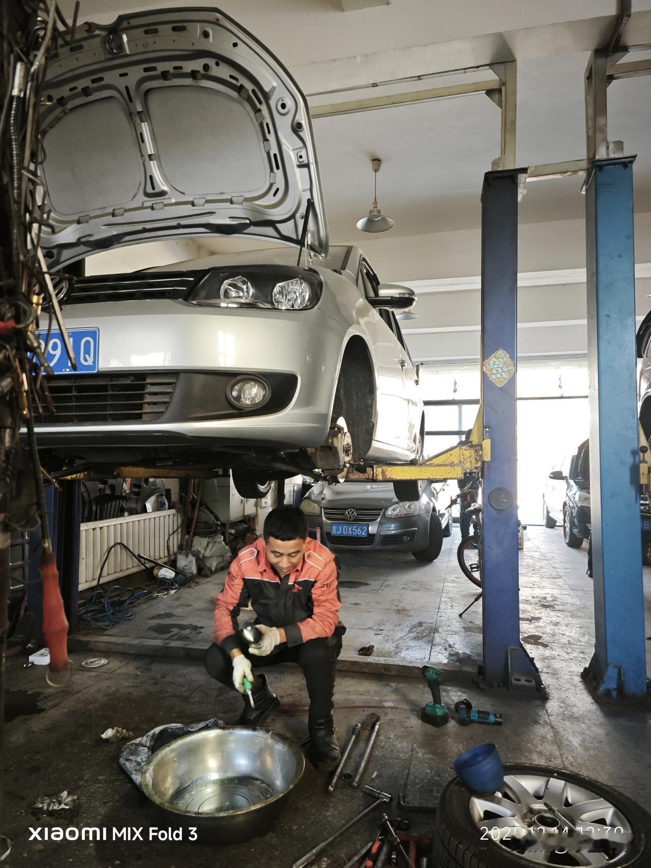 天冷了，修配厂的活也多了起来。都是一些保养的，换机油，换防冻液，或者一些管路因为