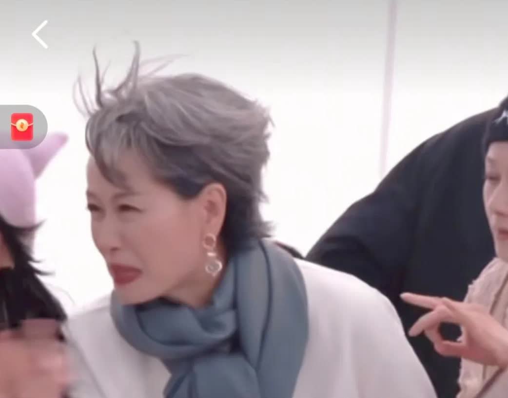 叶童老师你到底在蛐蛐谁[呲牙笑]中午没来得及看浪姐六的直播，晚上回来，抖音