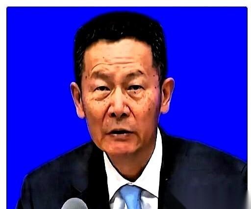 一个搞私募的朋友，饭桌上冷不丁撂下一句话：“现在的散户，就是案板上的肉。”我筷