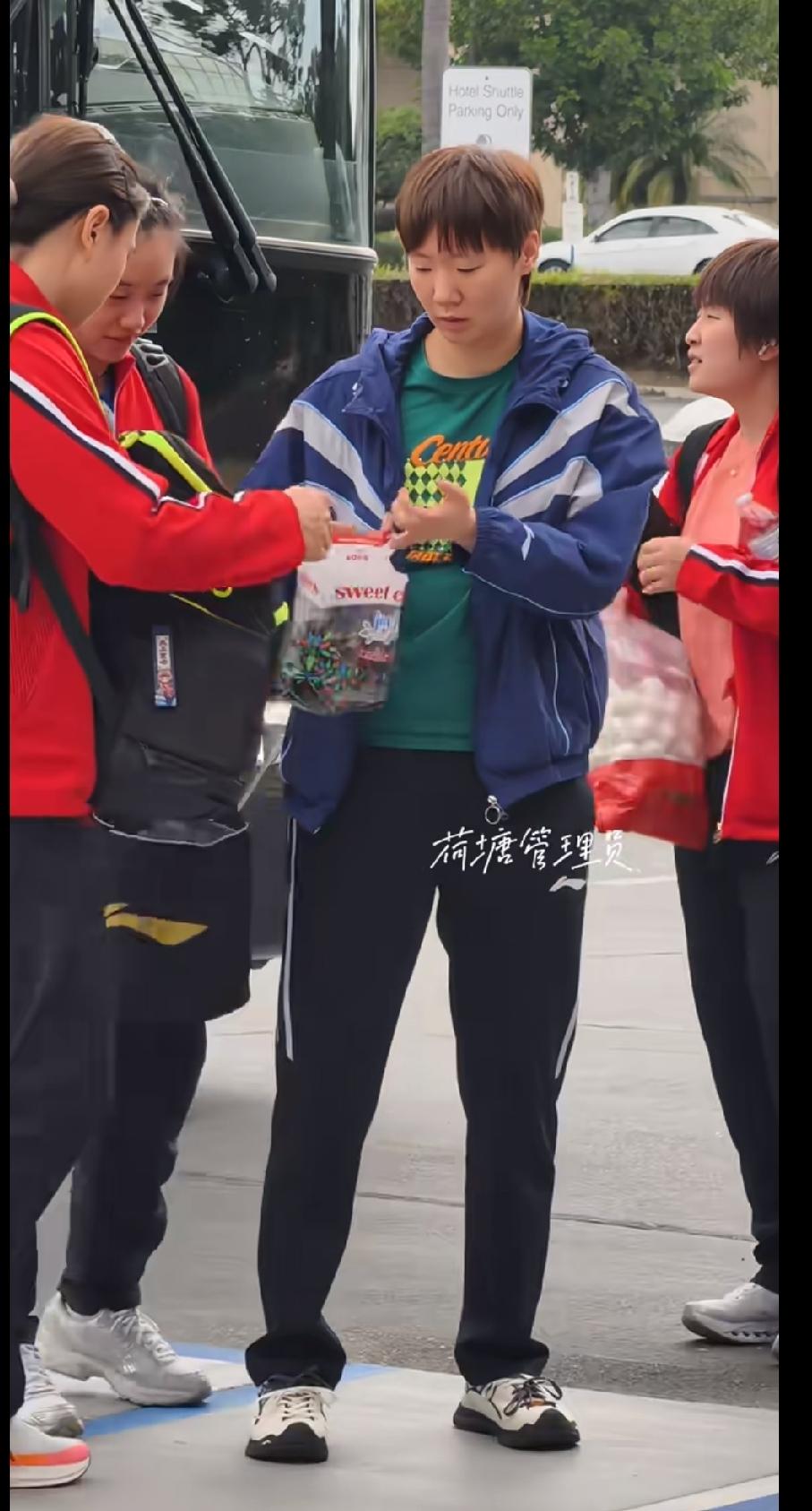 刷到国乒美国大满贯训练后的画面，曼昱人缘真没得说刷到国乒姑娘们在美国适应完