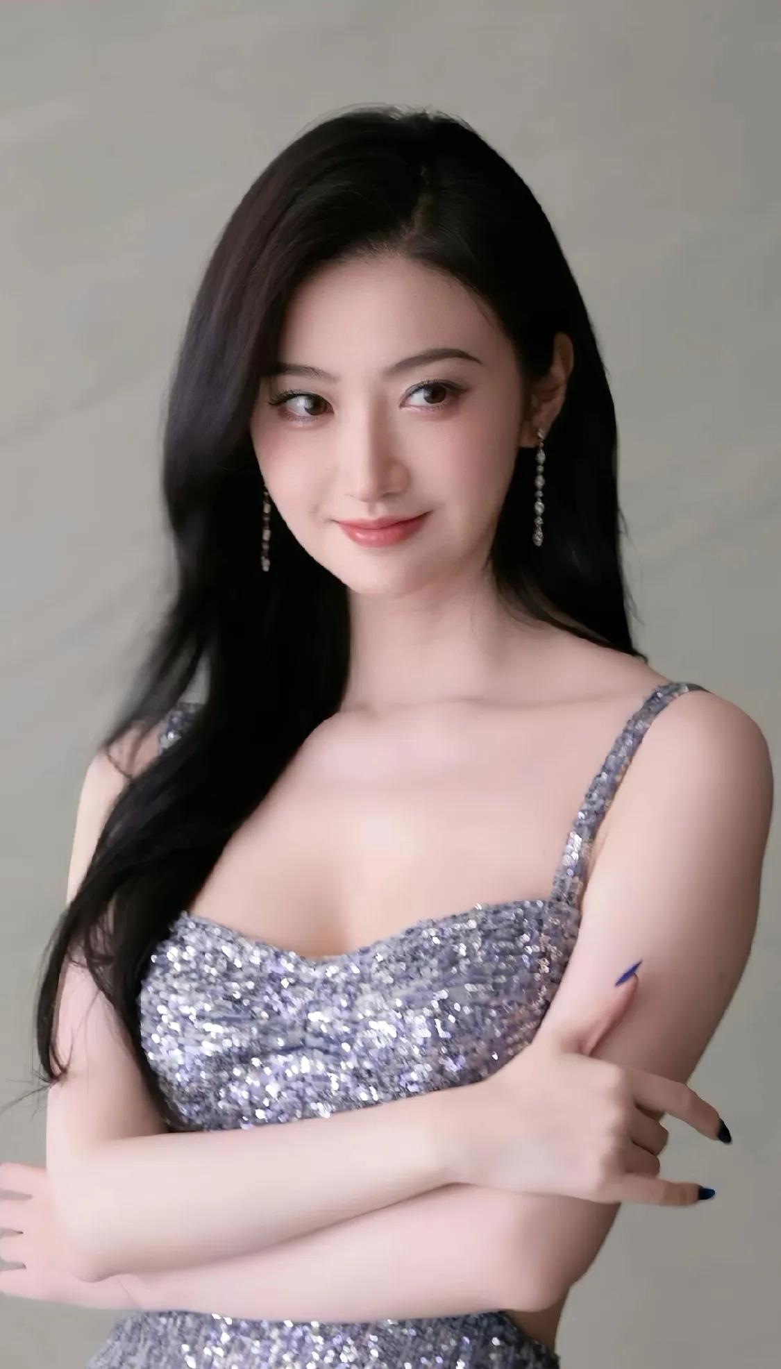 景甜的蓝紫色亮片裙，美到发光✨景甜的这组造型，真的是把优雅和明艳穿在了身上