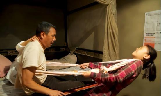 1993年，新婚夜，瘫痪新娘被丈夫抱上炕，含泪道：“我这身子，也不能给你生个孩子