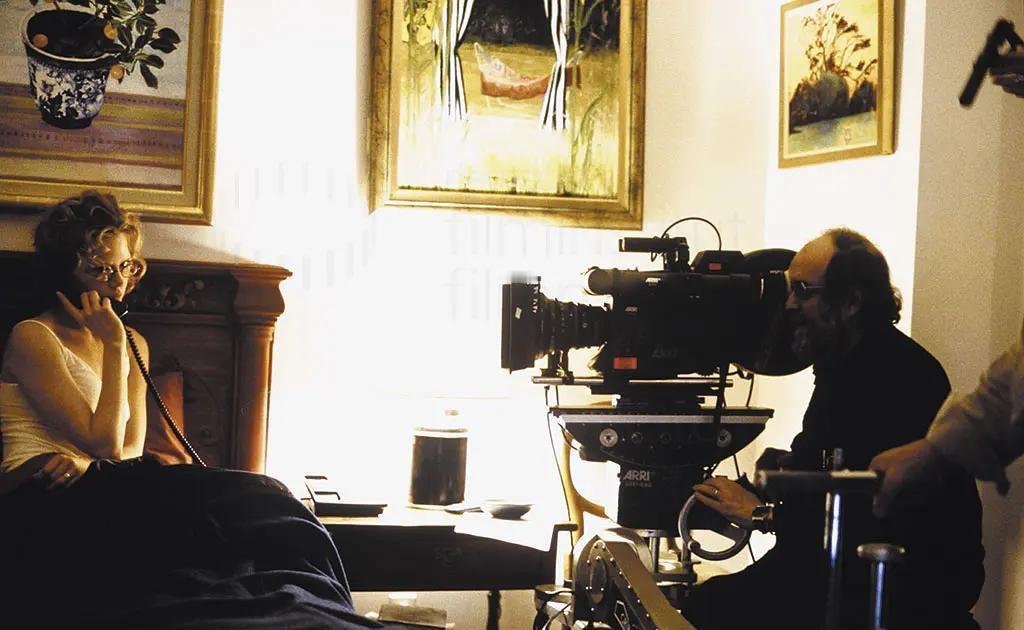 那场派对，不是为了狂欢。是为了筛选“祭品”。库布里克最后这部片子，把我看出一