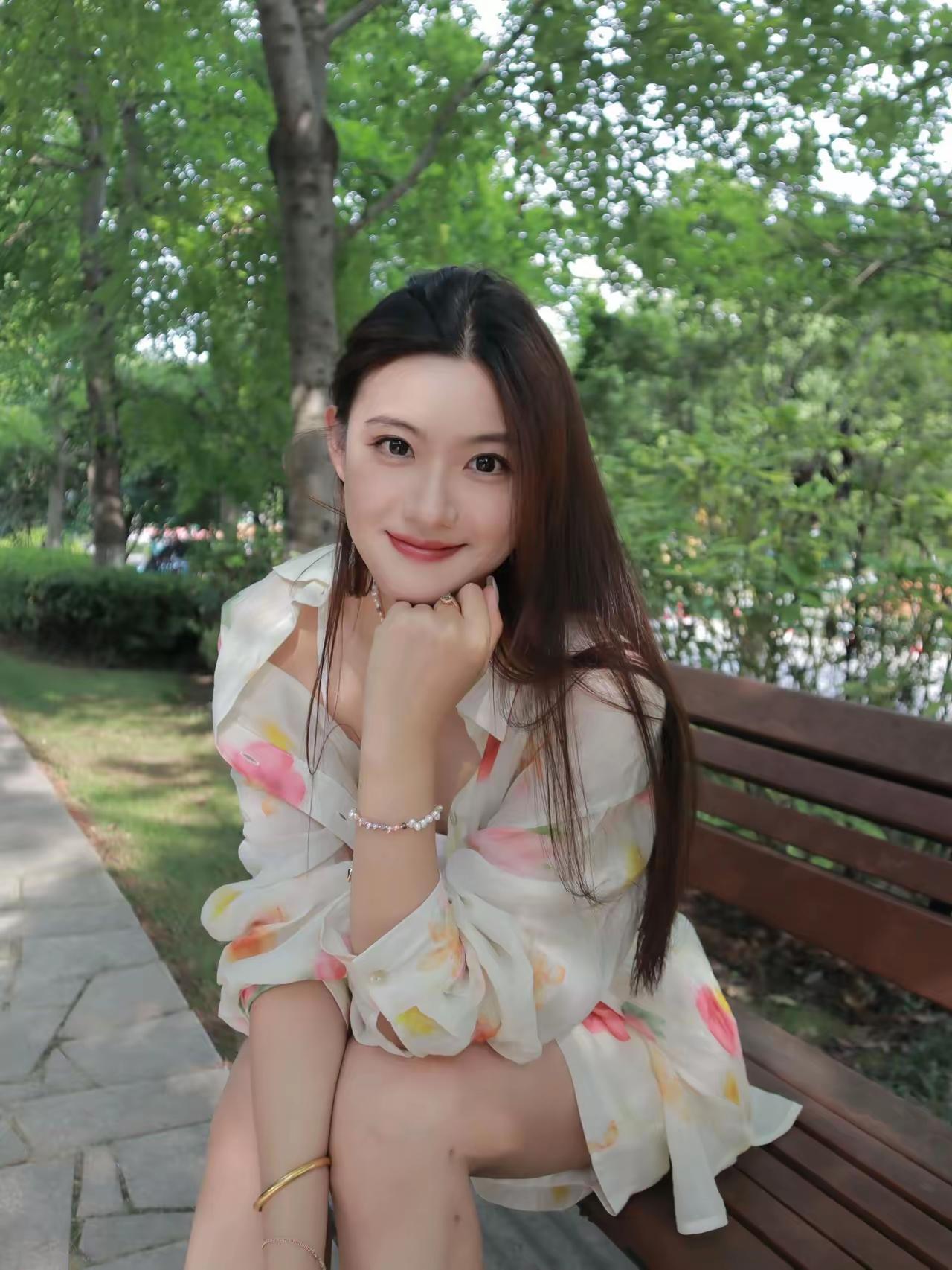 阳光明媚的午后，公园长椅上的甜美少女