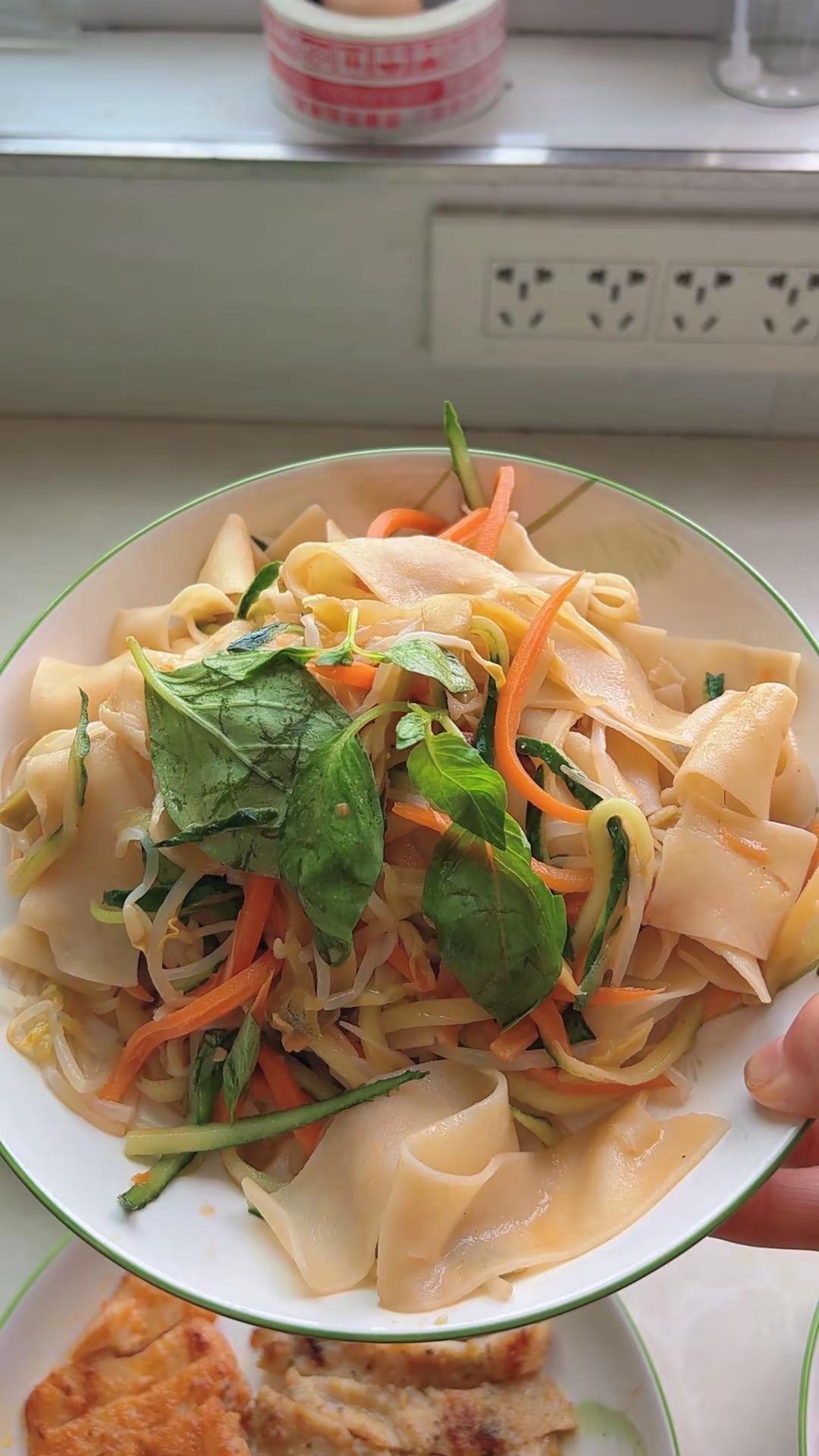 再简单的饭菜也得有人去做日复一日，年复一年，生活里满是这种细碎的日常，希望我们