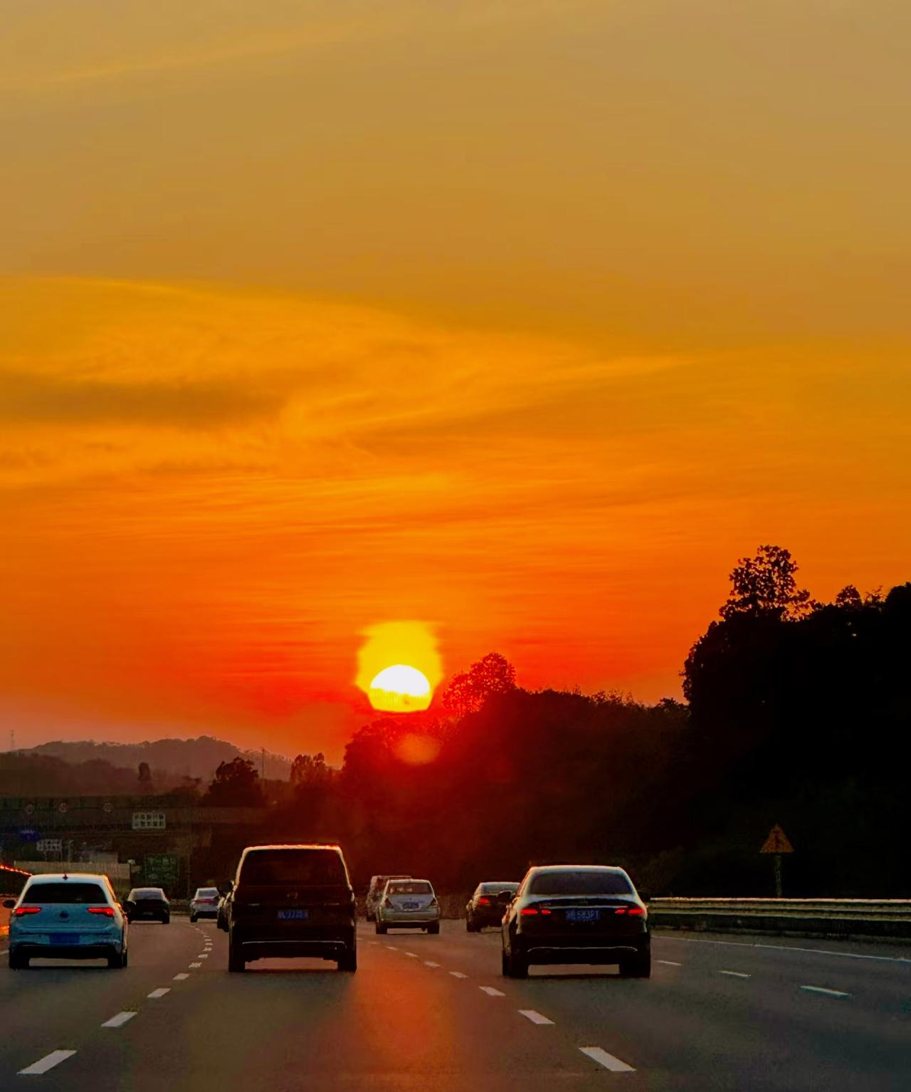 我在车管所的一个朋友说了一段通透的话：“穷人不要买车这是错的。在车、房、婚三者